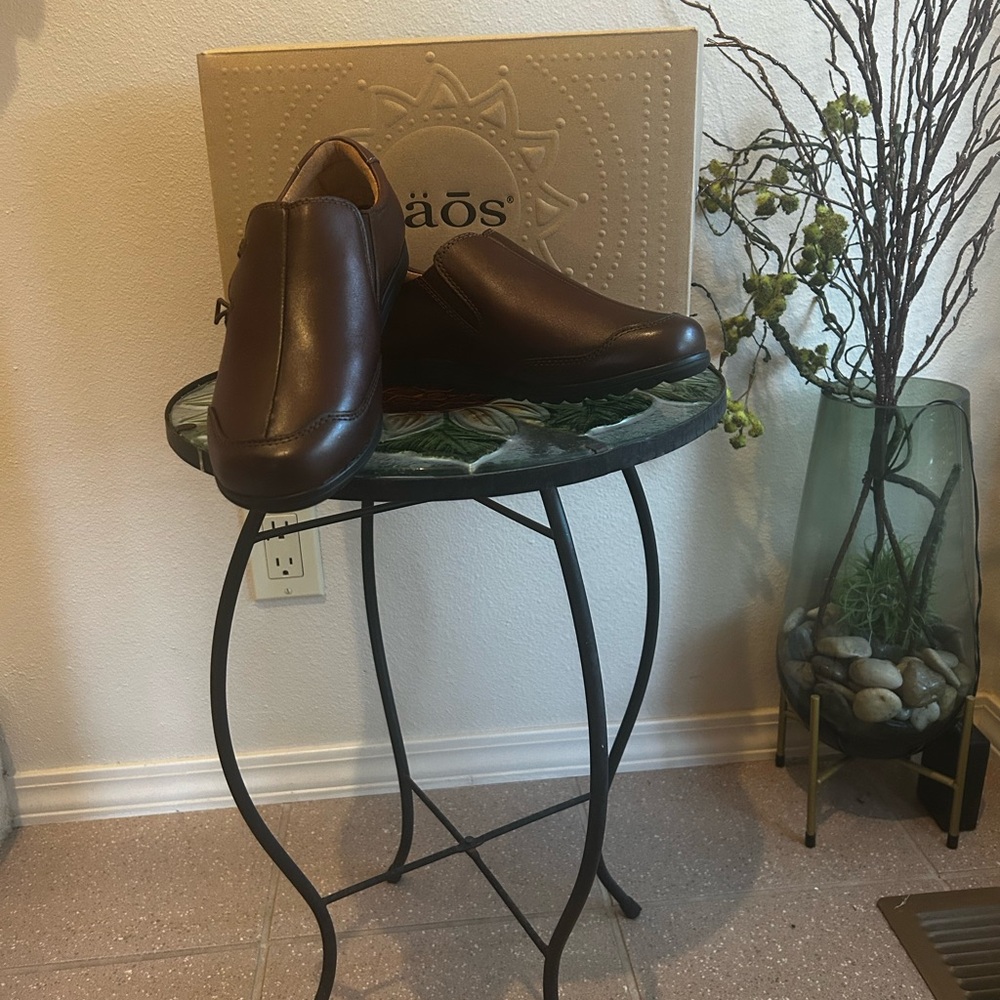 Taos Shoes Size 6 womans